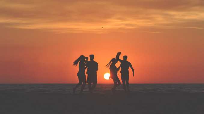 4-friends-enjoying-at-beach