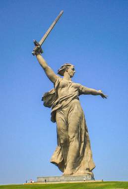 the-motherland-calls-statue,-russia